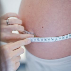 Babybauch Hände Maßband