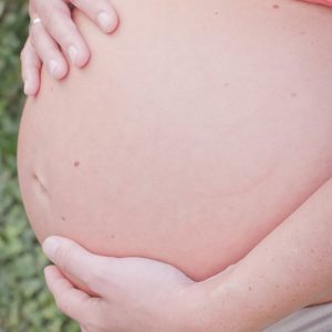 Babybauch und Hände